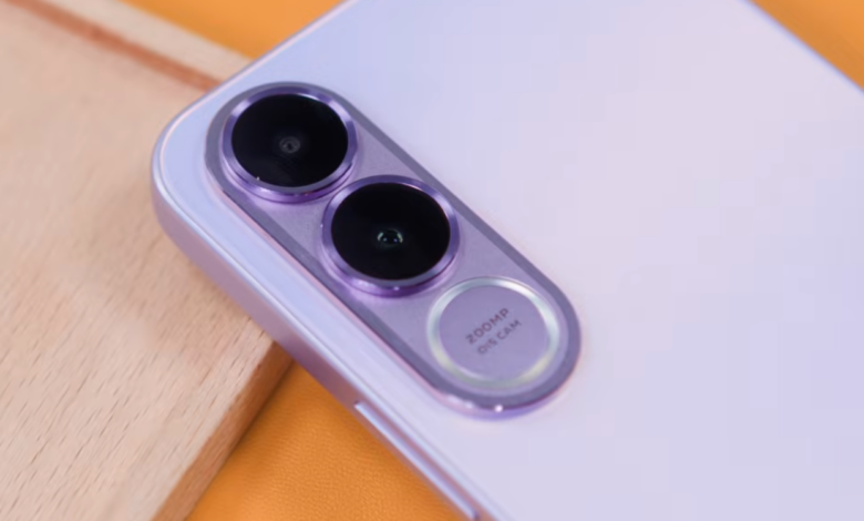 A close-up view of the Vivo V70 FE rear camera system, highlighting the dual-lens layout and 200MP main camera housed in Vivo’s vertical camera design.