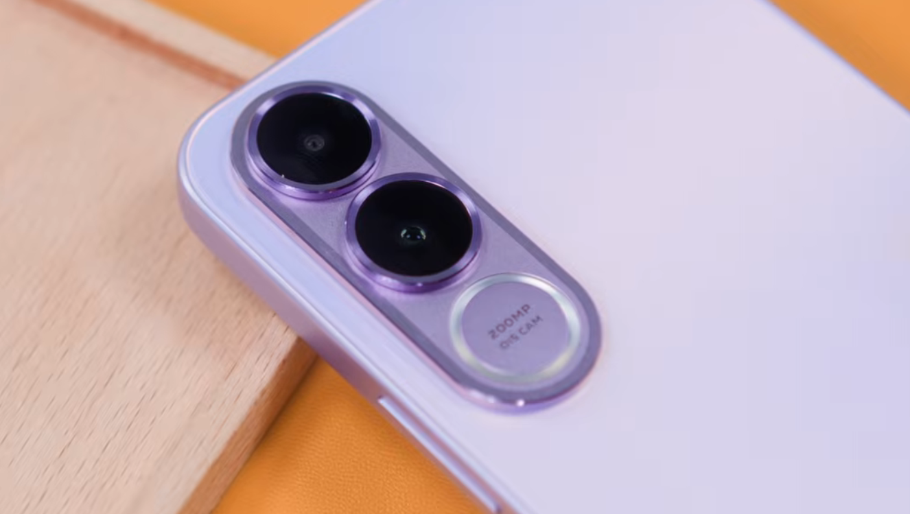 A close-up view of the Vivo V70 FE rear camera system, highlighting the dual-lens layout and 200MP main camera housed in Vivo’s vertical camera design.