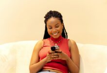 African woman using a smartphone, representing women’s mobile internet access and digital inclusion