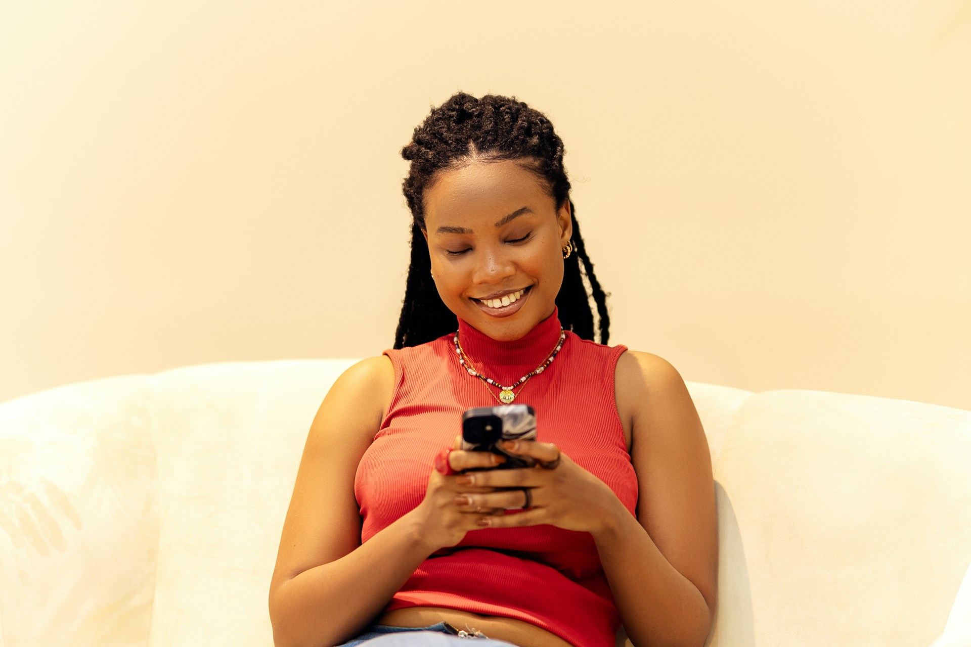 African woman using a smartphone, representing women’s mobile internet access and digital inclusion