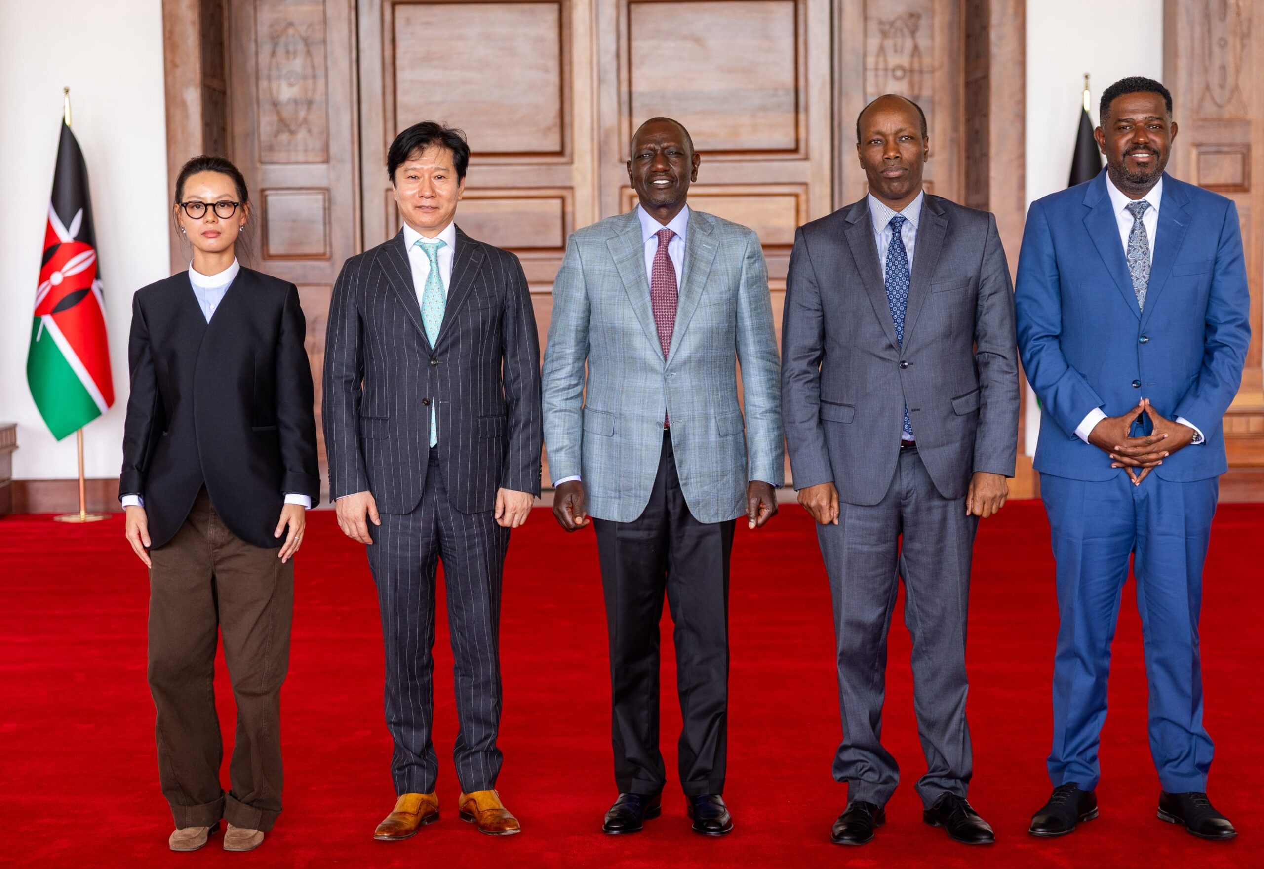 President William Ruto standing with Endelevu Enterprise Corporation and government delegates during the KSh390B green mobility MoU signing in Nairobi.